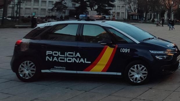 Policías de Burgos salvan la vida a un hombre de 75 años tras sufrir un infarto en la calle