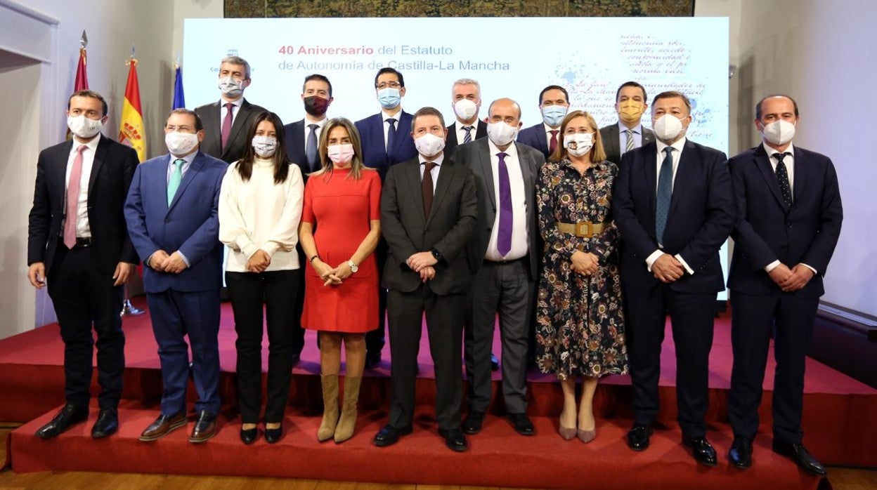 Foto de familia de los miembros del Ejecutivo regional en el 40 aniversario del Estatuto de Autonomía de Castilla-La Mancha