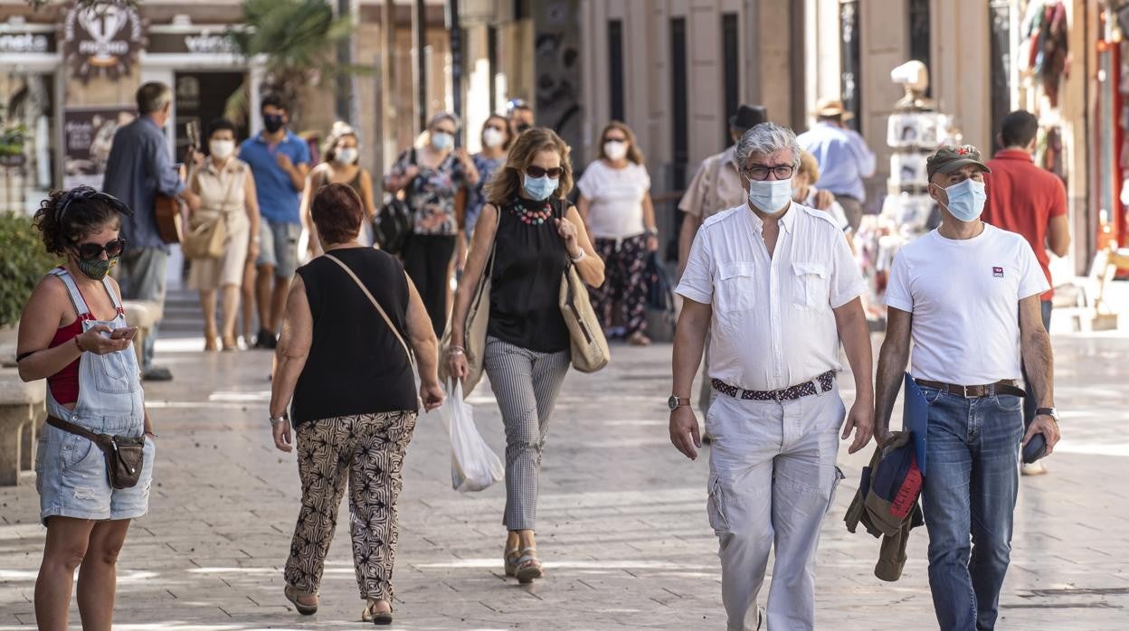 Imagen de archivo de un grupo de personas paseando por el centro de Valencia