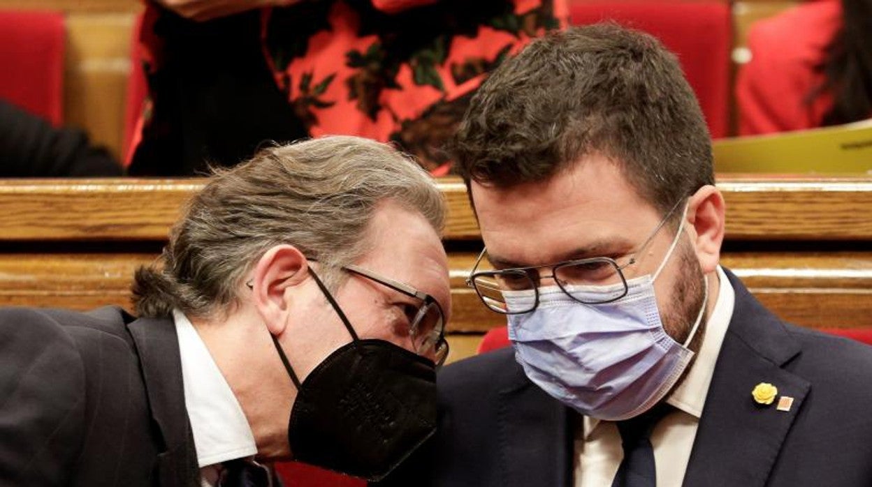 El consejero de Economía, Jaume Giró, junto a Pere Aragonès, hace unos días en el Parlament