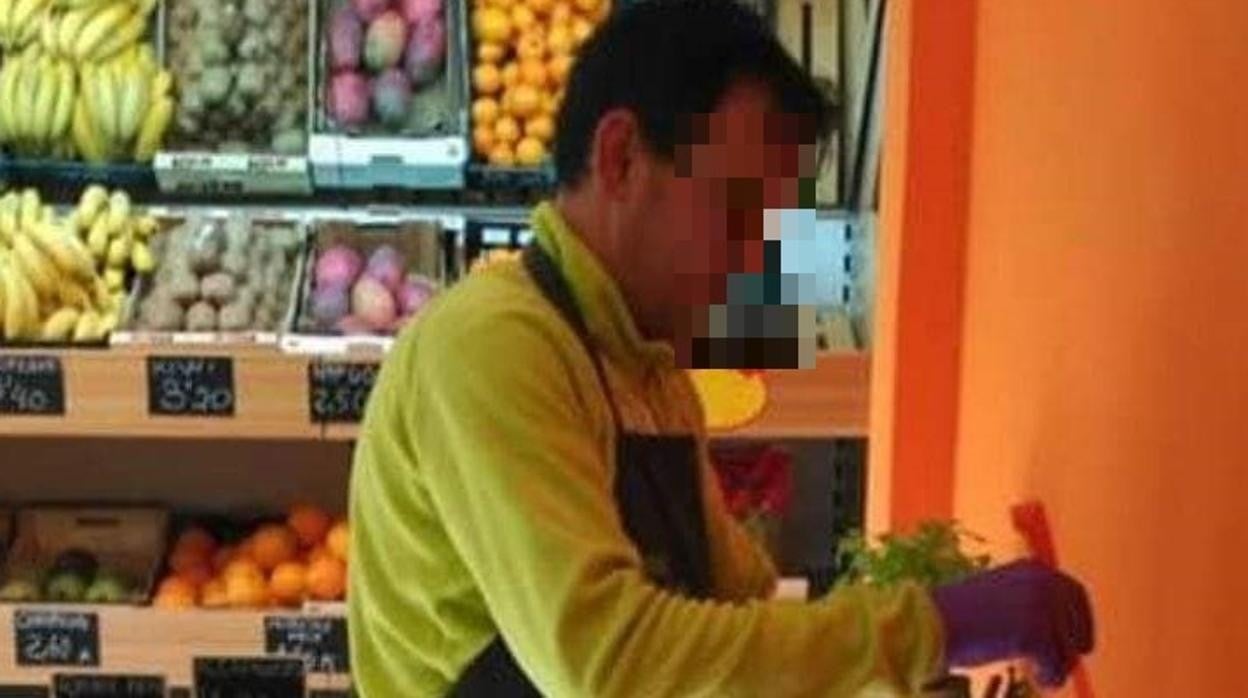 Cristóbal, 'el Toba', trabajando en su frutería