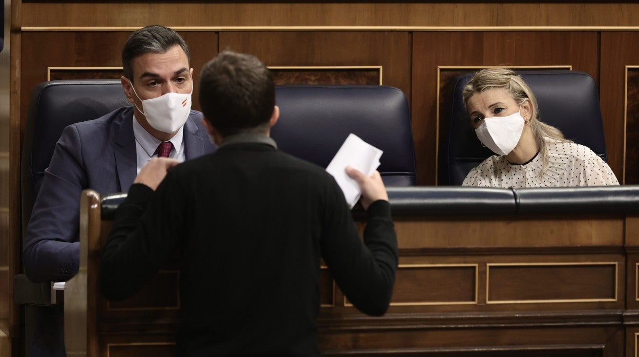 Íñigo Errejón conversa en el Congreso de los Diputados con Pedro Sánchez y Yolanda Díaz