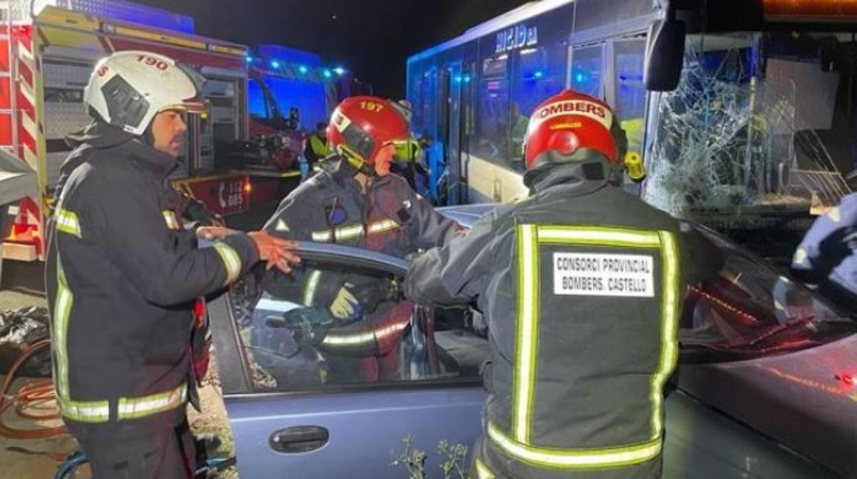 Imagen de la excarcelación del conductor del turismo que había colisionado con un autobús en Castellón