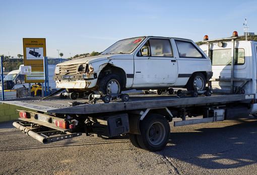 Imagen del traslado del coche de Miguel Ricart desde un depósito de Valencia