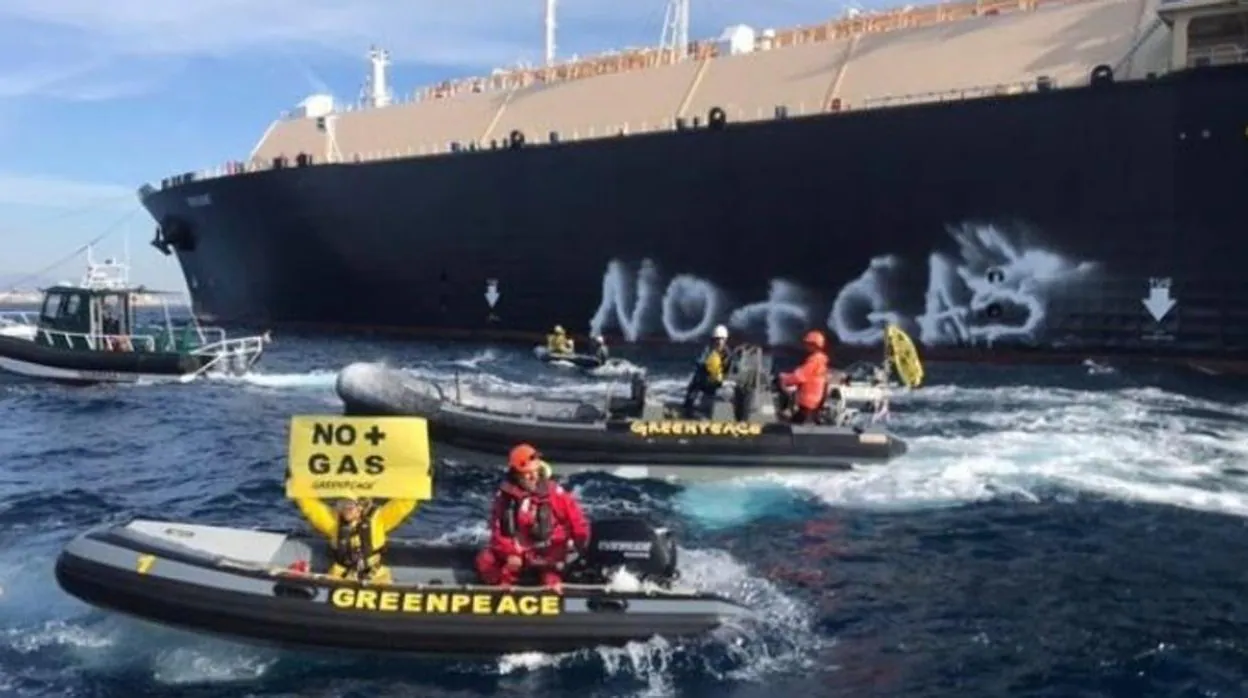 Imagen de la protesta de Greenpeace ante el buque gasero estadounidense «Merchant» en el Puerto de Sagunto