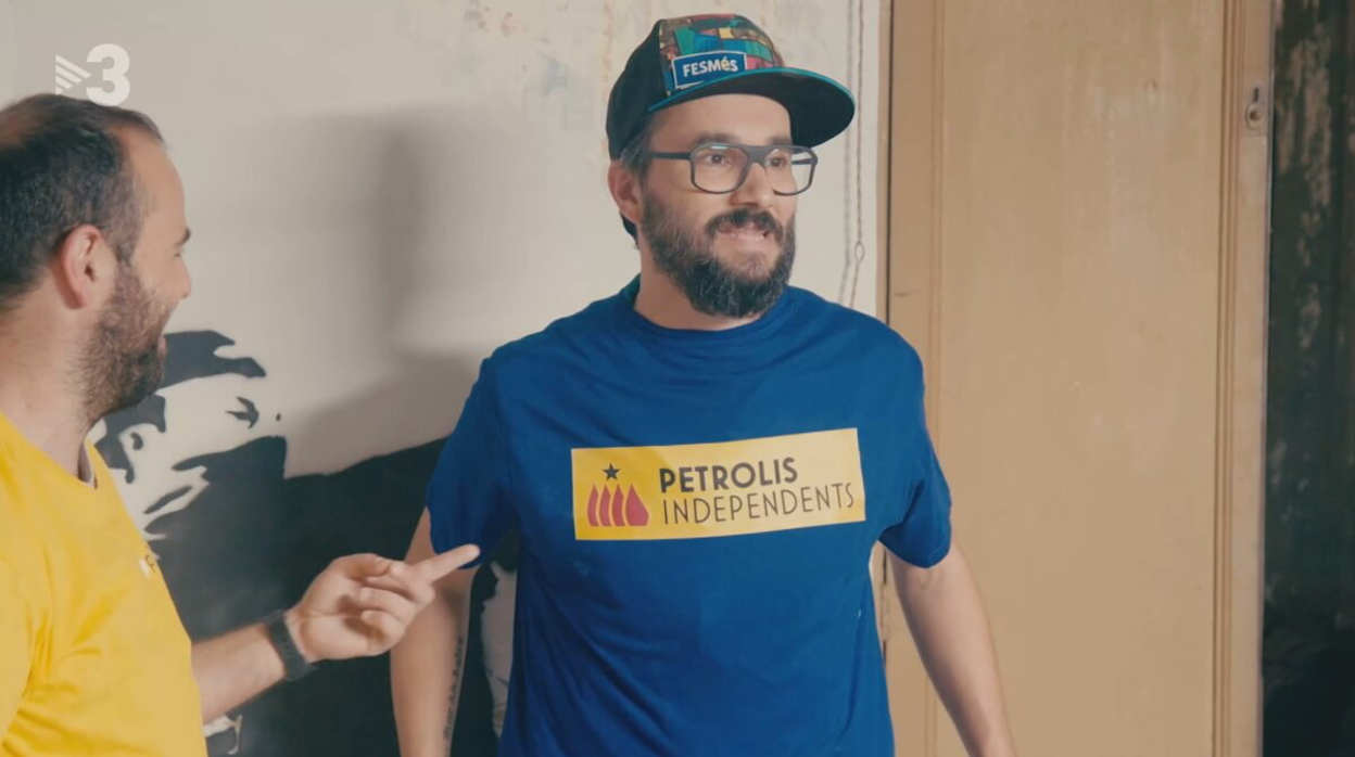 Jair Domínguez, en 'Bricoheroes', con una camiseta de la empresa Petrolis Independents