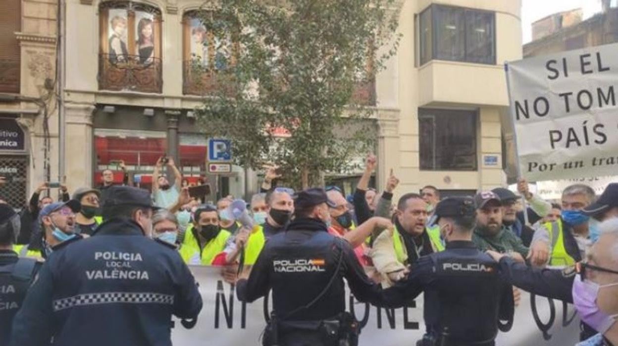 Imagen tomada durante las manifestaciones ante el Teatro Olympia donde se celebra el acto «Otras políticas»