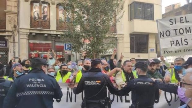 Una protesta de transportistas recibe a Mónica Oltra, Ada Colau y Yolanda Díaz entre gritos y huevos en Valencia