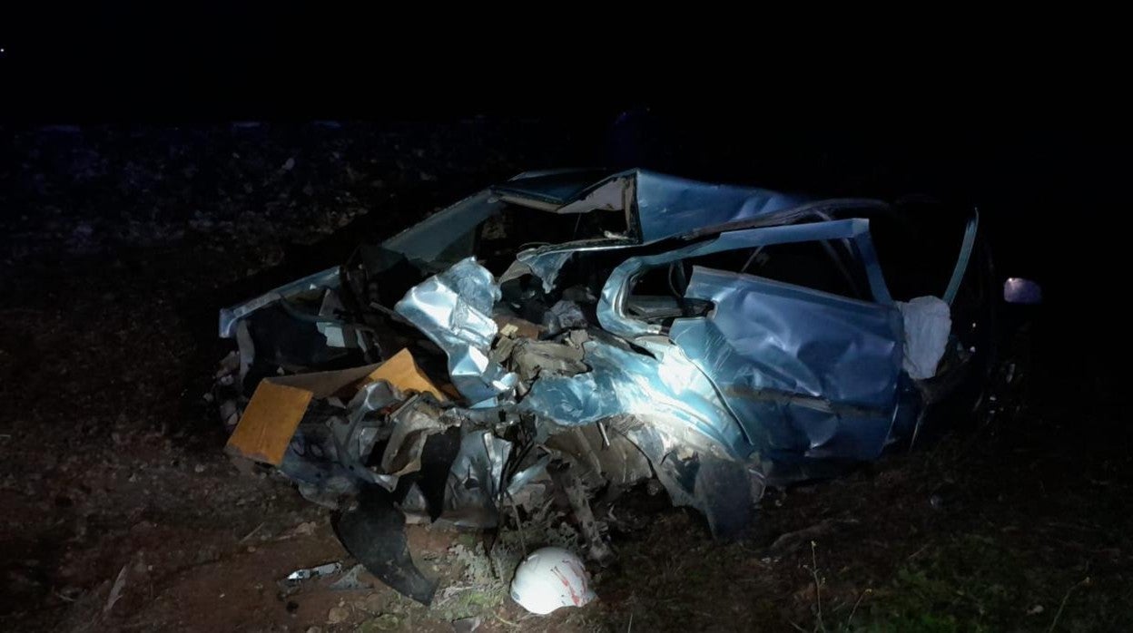 Estado en el que quedó el vehículok en el que viajaban los heridos tras ser arrollado por el tren