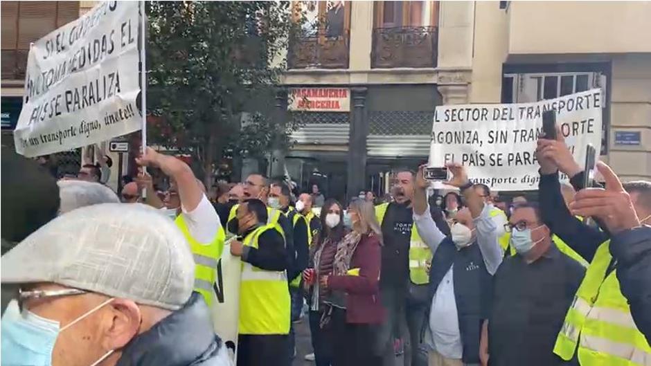 Yolanda Díaz, recibida a 'huevazos' por transportistas a su llegada a un acto en Valencia