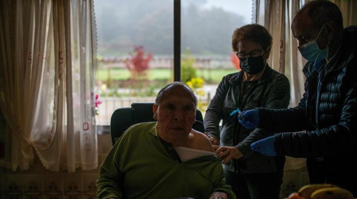 Un anciano recibe la dosis de refuerzo de la vacuna contra el Covid en Avión (Orense)