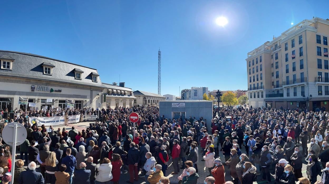 Manifestación al final de su recorrido desde la Subdelegación del Gobierno, ante la estación de trenes