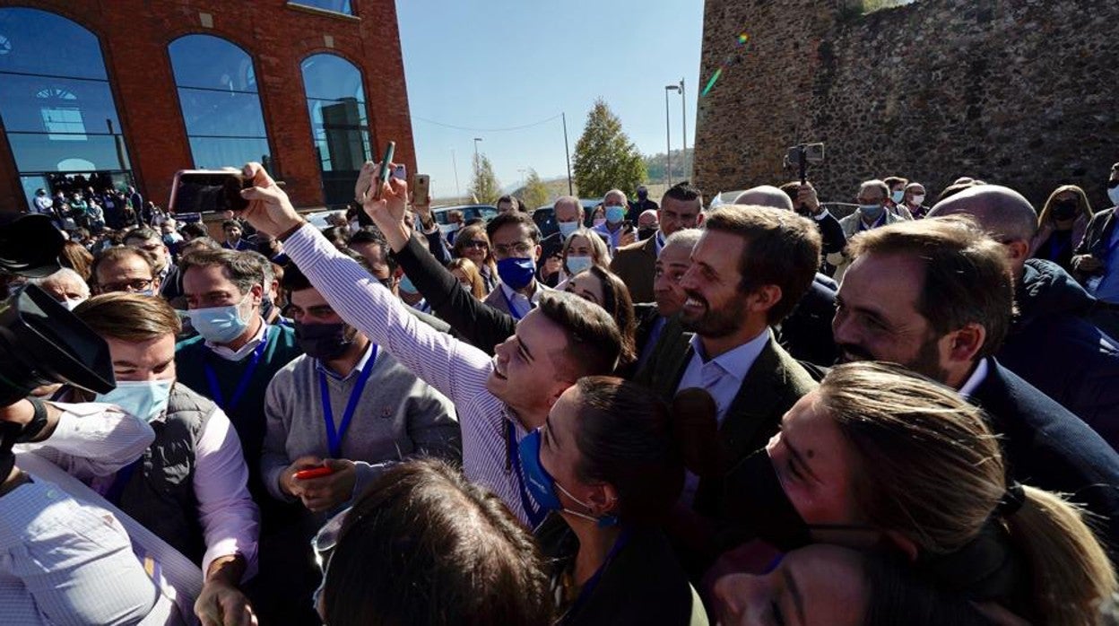 Pablo Casado, junto a Paco Núñez, a su llegada al congreso del PP de Castilla-La Mancha