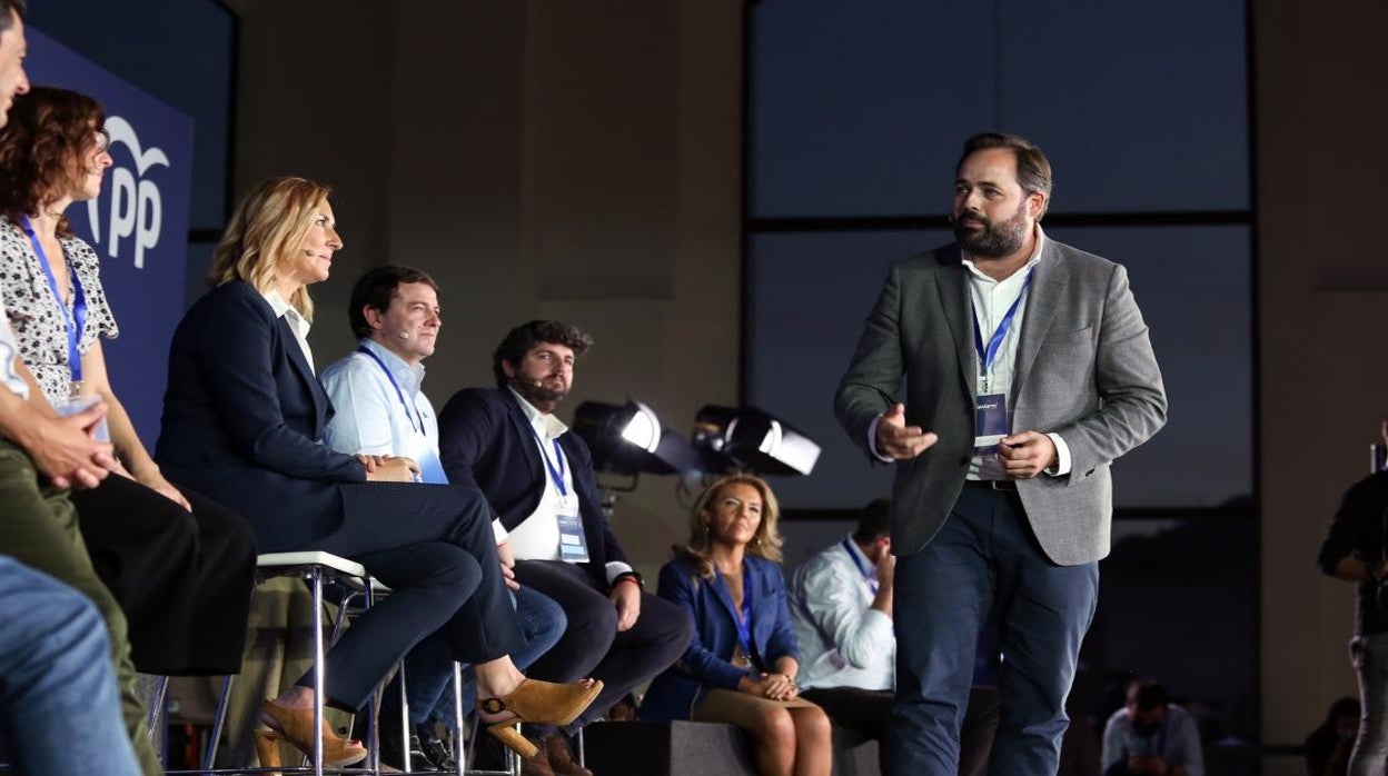 Paco Núñez cruza ante los presidentes autonómicos del PP presentes en el Congreso