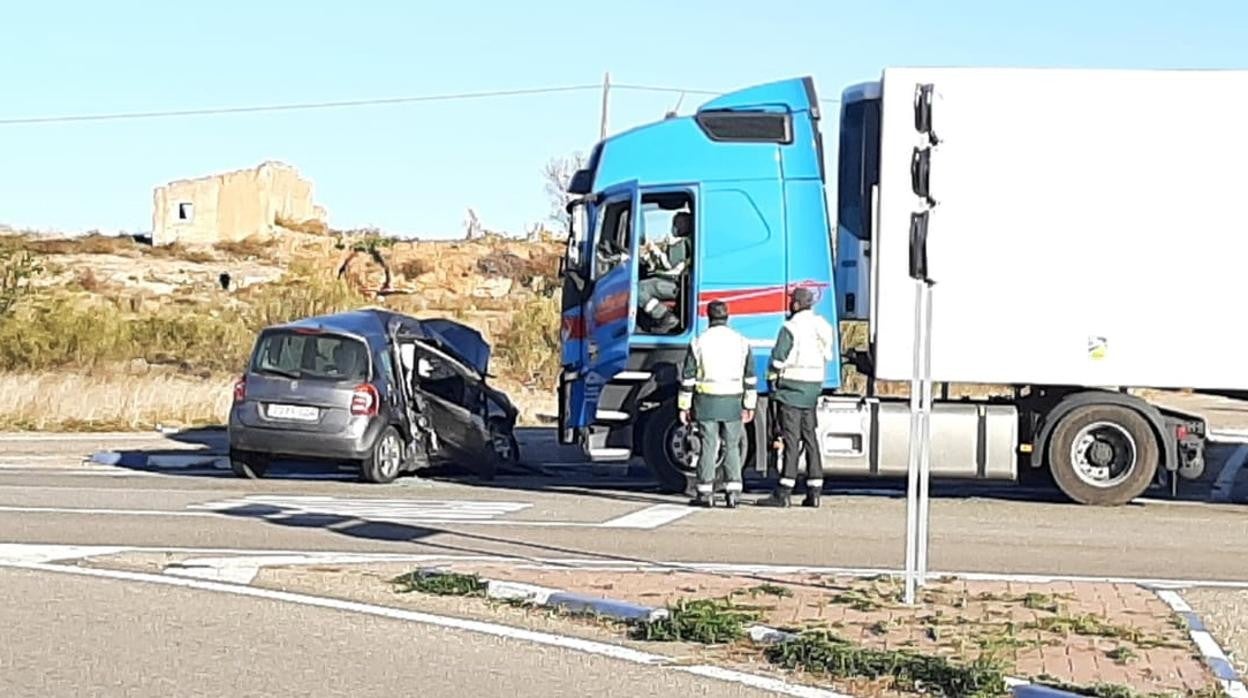 El camión y el turismo, en la intersección de la N-330 en la que se produjo el mortal accidente