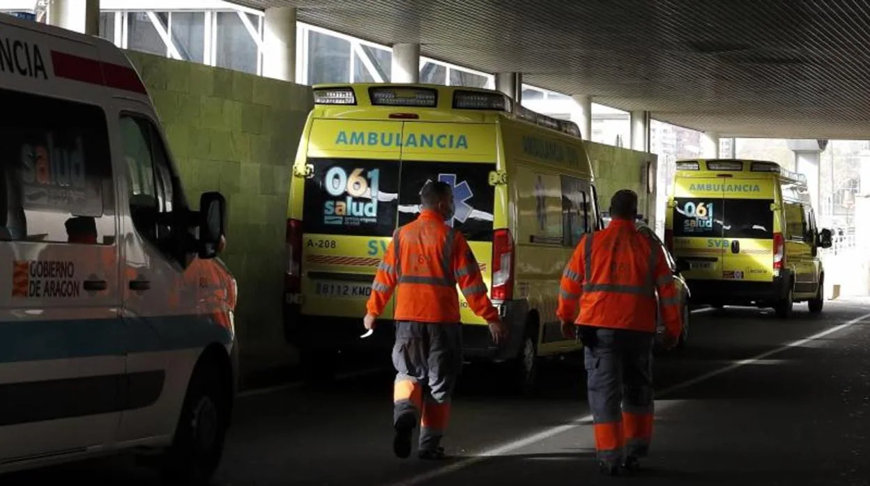 Ambulancias estacionadas a las puertas de un hospital de Zaragoza