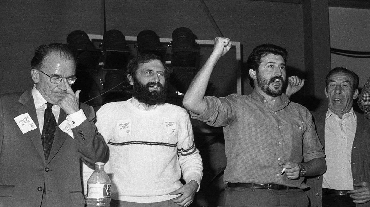 Mitin de Santiago Carrillo en el pabellón del Salto del Caballo, durante la campaña electoral de 1982. Le acompañan Ángel Dorado, Juanjo González y Gabriel Ramos, que era el número 1 de la lista por Toledo