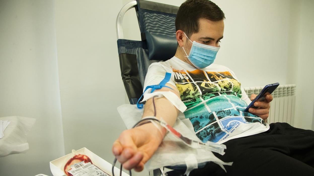 Un hombre joven acude a donar sangre en Ciudad Rodrigo(Salamanca)