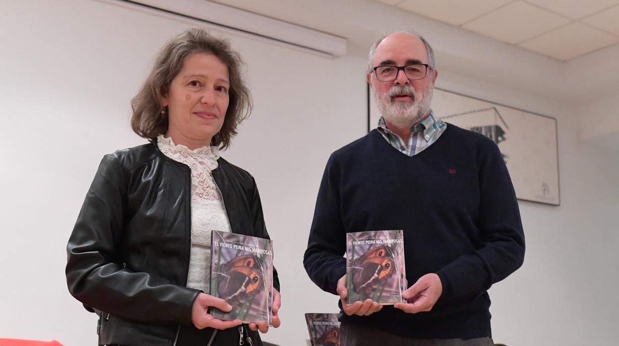 Noemí García junto al también poeta Antonio del Camino, en la presentación del libro en Talavera el viernes 12