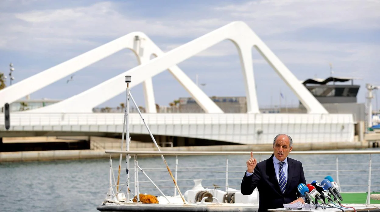 Imagen de archivo de Francisco Camps durante una rueda de prensa en el puerto de Valencia