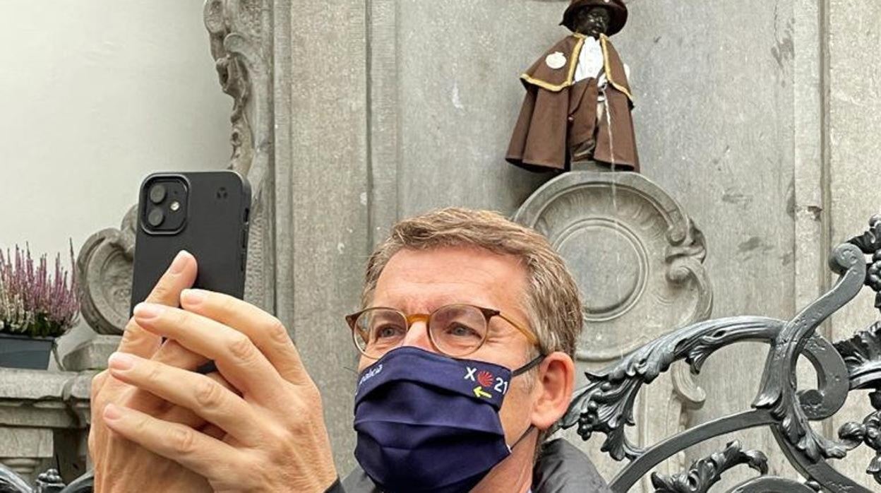 El presidente de la Xunt a se retrata junto al Manneken Pis vestido de peregrino