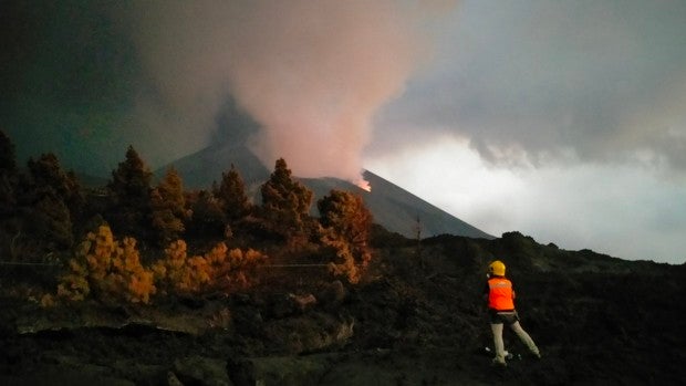 Cae la emisión de dióxido de azufre en un volcán que «pierde energía» pero no acabará aún