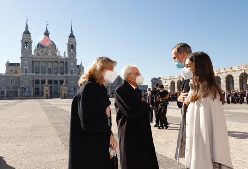 Los Reyes saludan a Sergio Mattarella y su hija, Laura