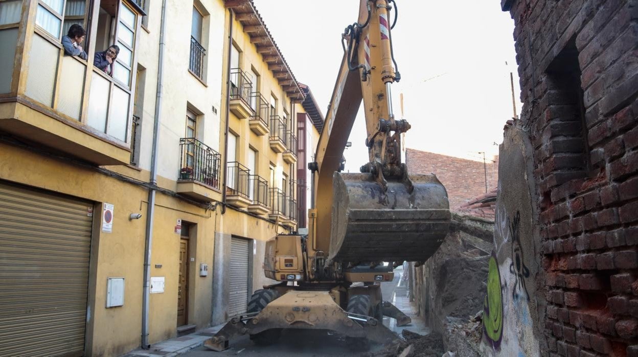 Imagen de la demolición de las casas afectadas por Ronda Interior