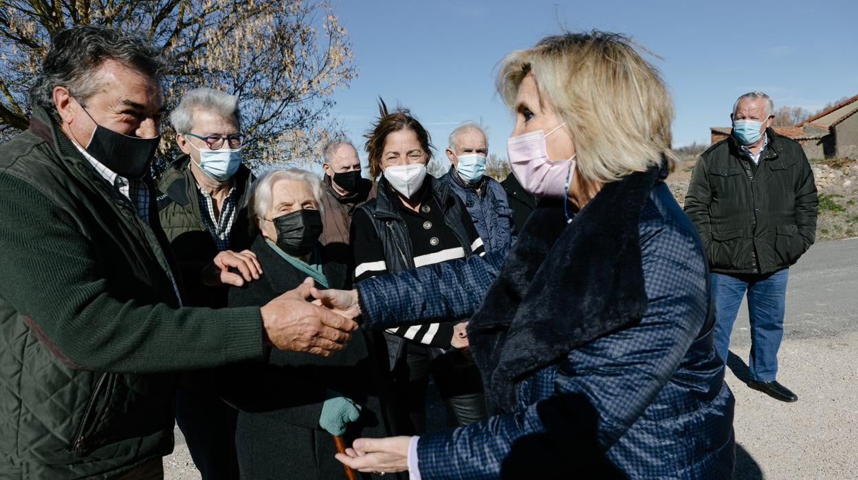 La consejera de Sanidad, Verónica Casado, durante su visita a Cubo de la Solana