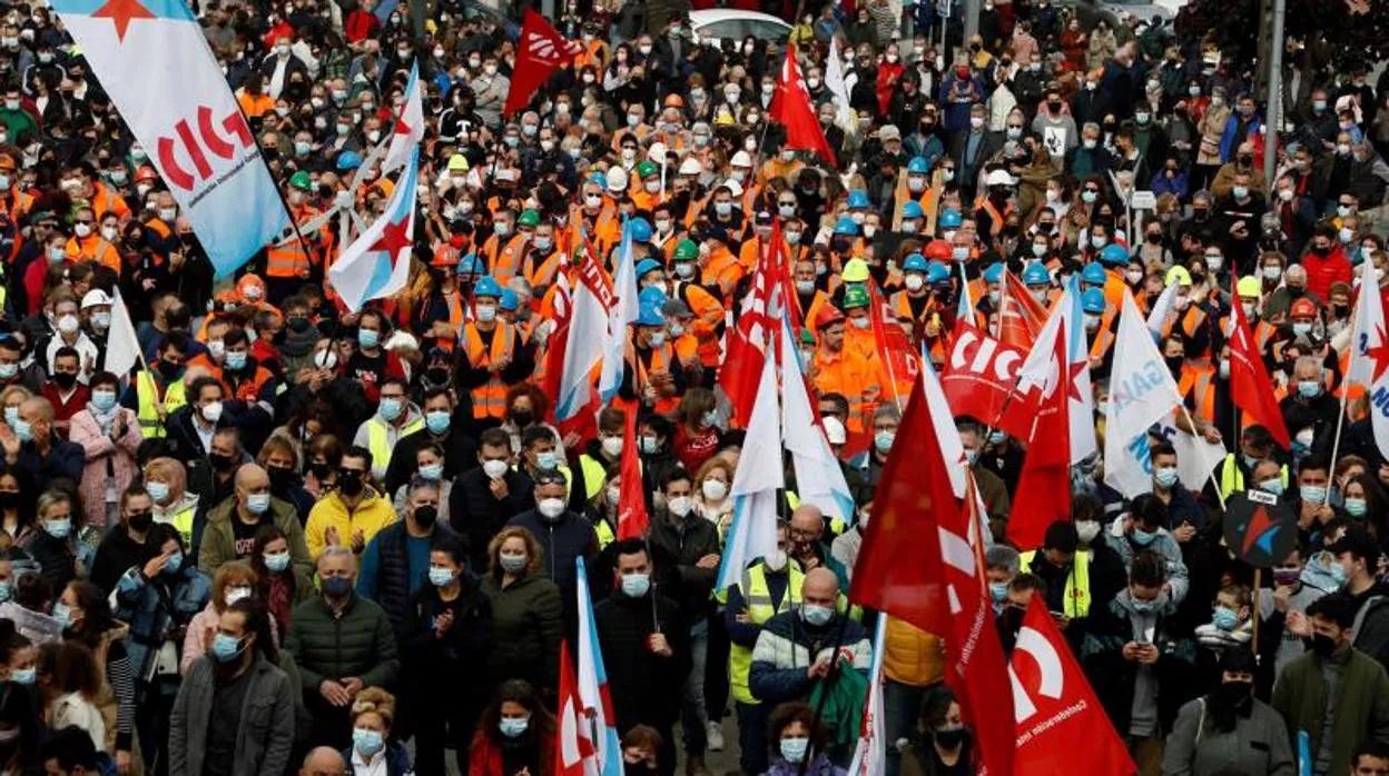 Multitudinaria manifestación en Burela a favor de la permanencia de la industria en A Mariña