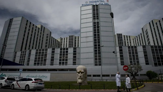 El hospital Ramón y Cajal suspende las visitas a pacientes tras detectar posibles contagios de Covid
