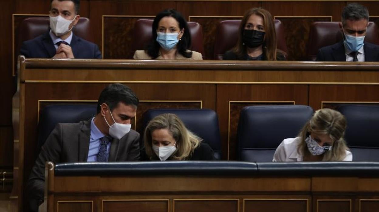 Pedro Sánchez, Nadia Calviño y Yolanda Díaz en el Congreso de los Diputados