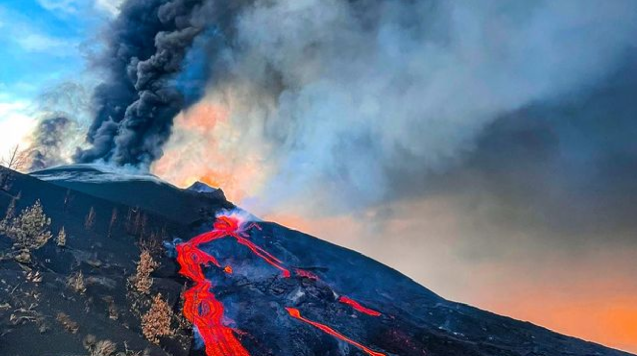 Río de lava desde el cono eruptivo hacia Todoque