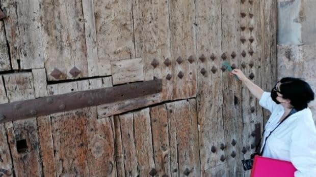 La restauración de las Torres de Serranos de Valencia descubre restos de metralla y una pelota de trinquet