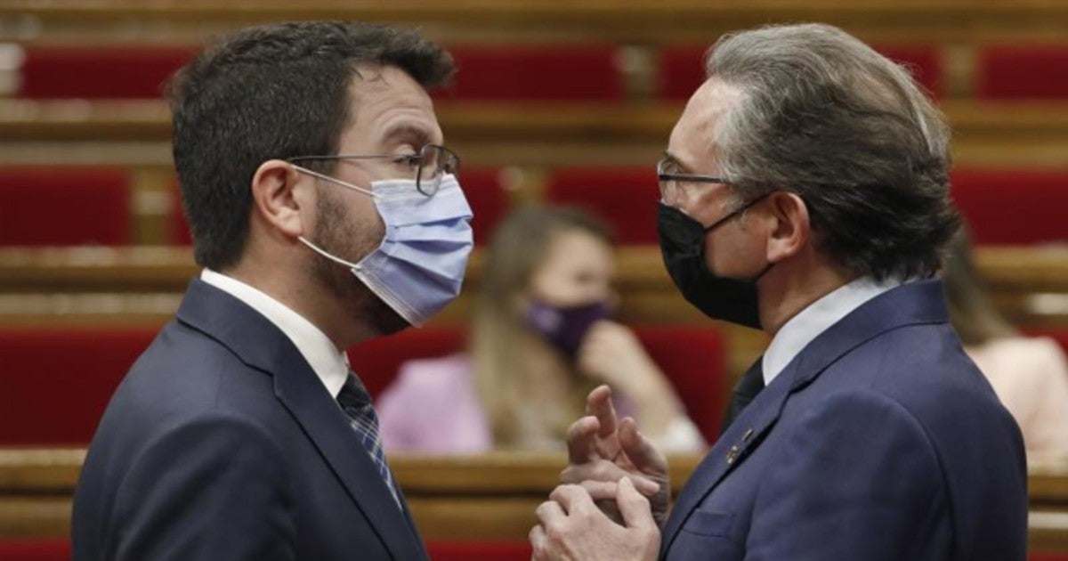 El presidente de la Generalitat, Pere Aragonès, junto al consejero de Economía, Jaume Giró