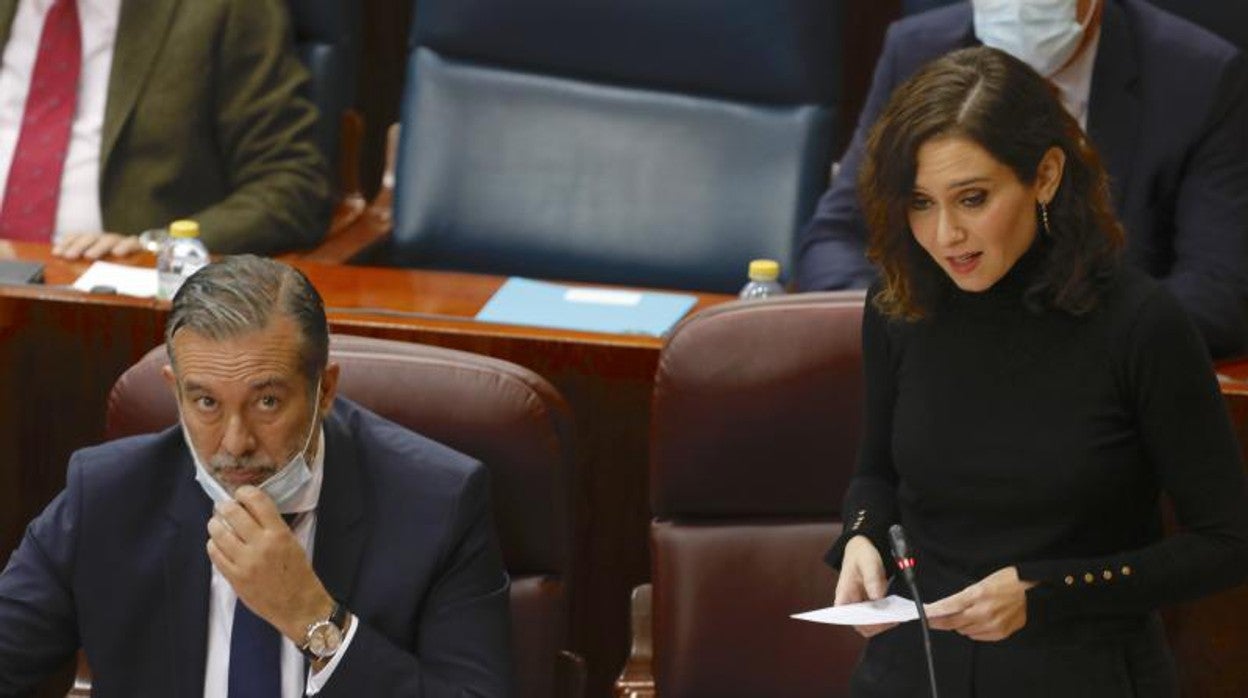 La presidenta de la Comunidad de Madrid, Isabel Díaz Ayuso, junto al consejero de la Presidencia, Enrique López, esta mañana en el Pleno de la Asamblea regional