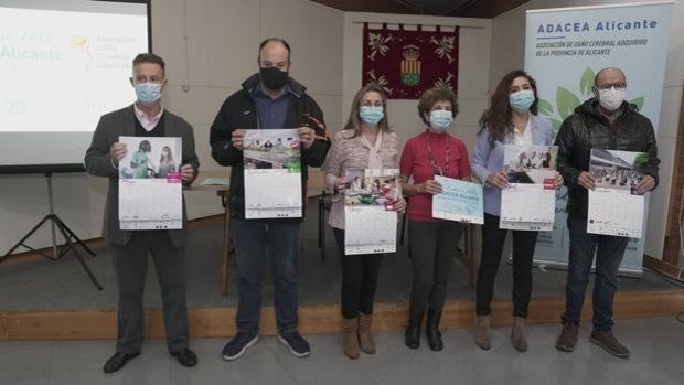 Aguas de Alicante y ADACEA presentan en Sant Vicent del Raspeig el calendario solidario impulsado por la asociación