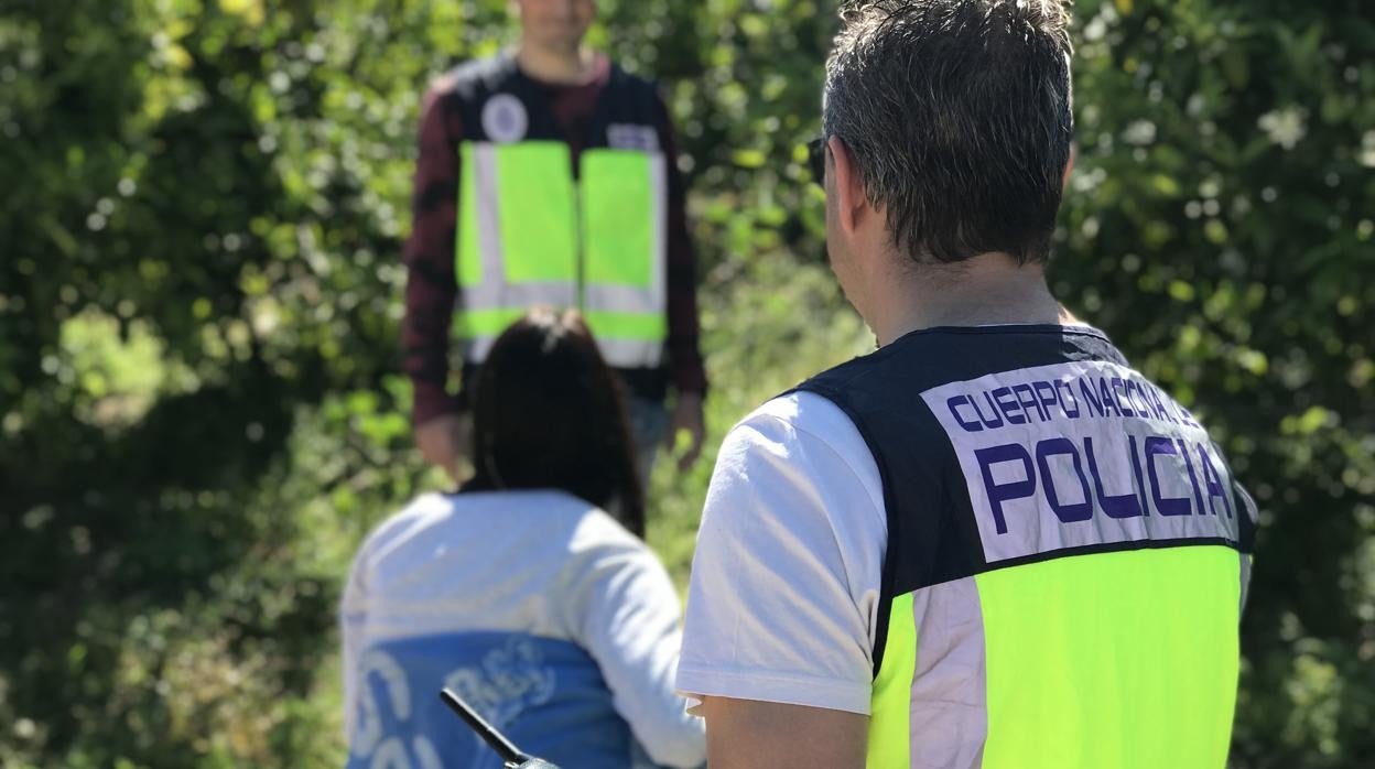 Imagen de recurso de dos agentes de la Policía Nacional junto a una mujer en Valencia