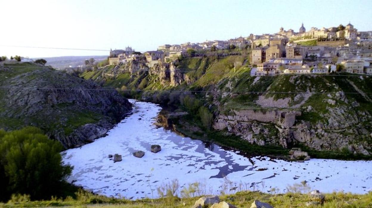 El cauce del río a su paso por Toledo lleva años contaminado