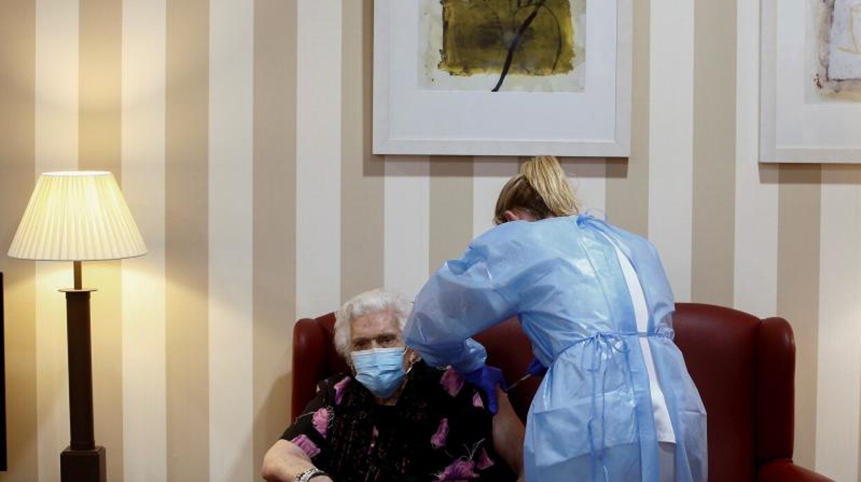 Una anciana, vacunada recientemente en una residencia de Barcelona