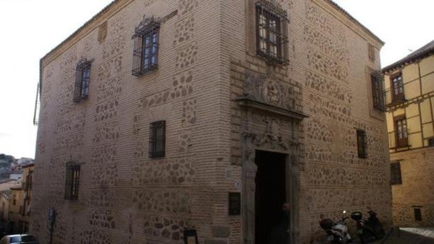 Visitas al antiguo Colegio Infantes de Toledo para colaborar con los afectados por el volcán