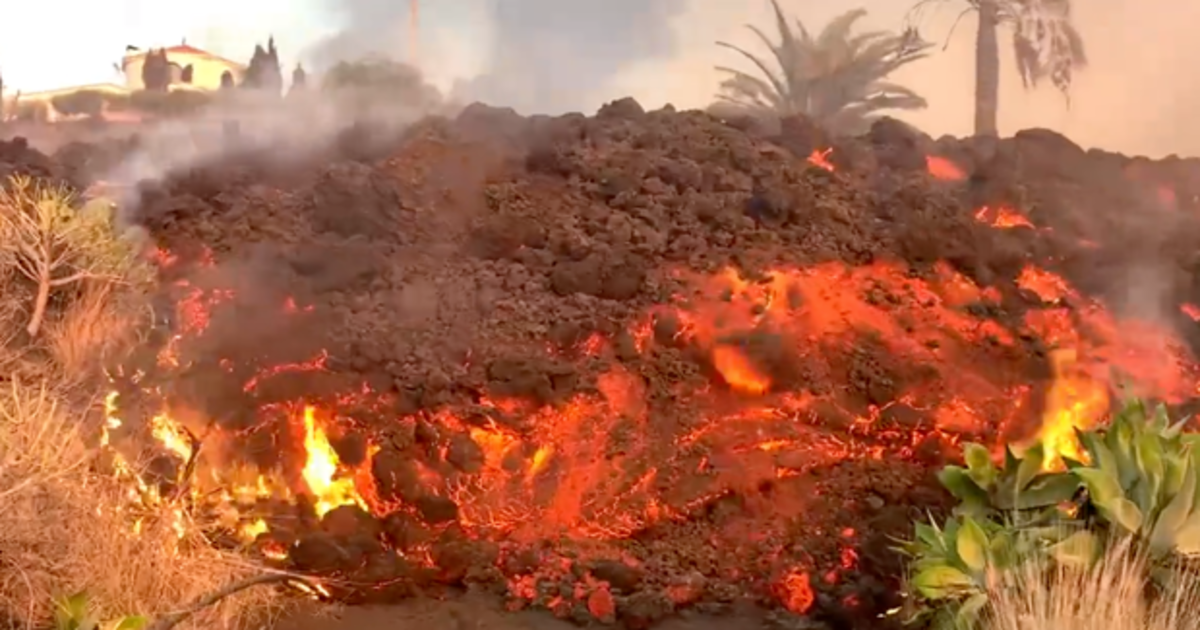 Colada de lava avanza en terreno urbano-agrícola en La Palma