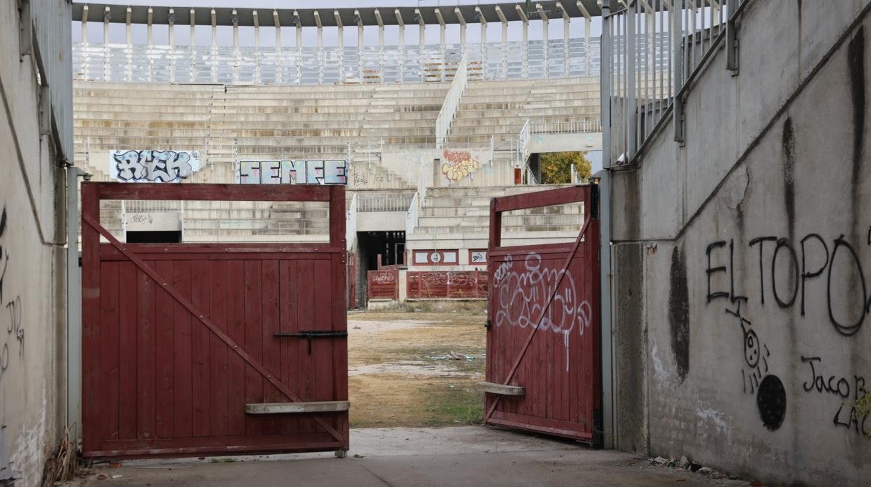 Entrada al coso taurino, abandonado y repleto de pintadas