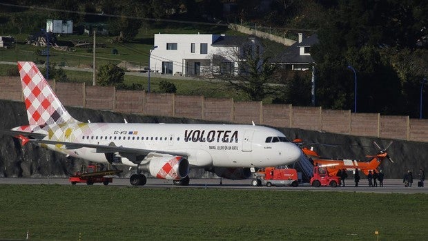 Aterriza de emergencia un avión en La Coruña tras recibir una falsa amenaza de bomba