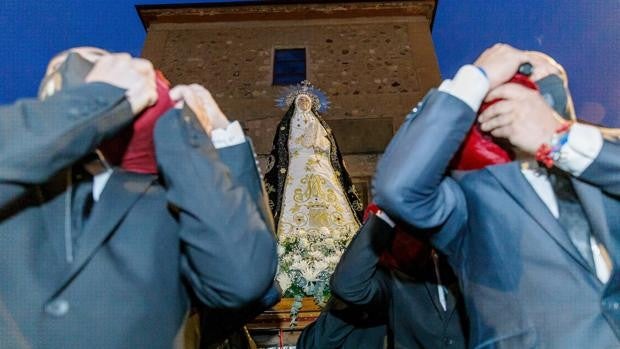 La Soledad Dolorosa celebra el centenario de su primera salida por Segovia con una procesión