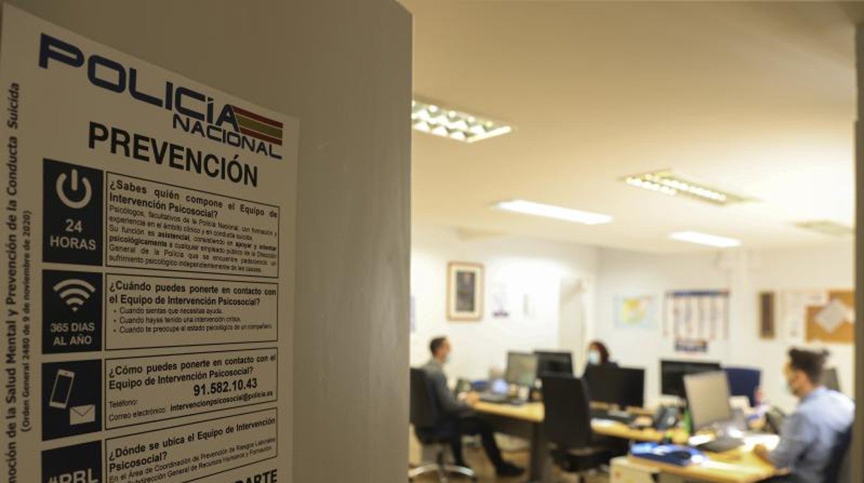 «Me pagan para evitar que se suiciden policías»