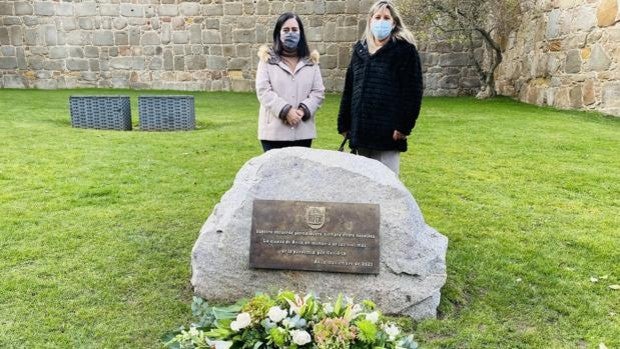 Ávila rinde homenaje a las víctimas del Covid y les dedica una placa en su recuerdo