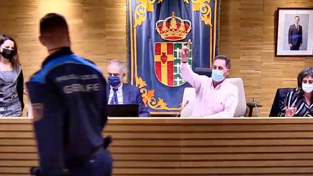 La Policía Local desaloja a un concejal del PP del Pleno de Getafe tras negarse a marcharse al ser expulsado