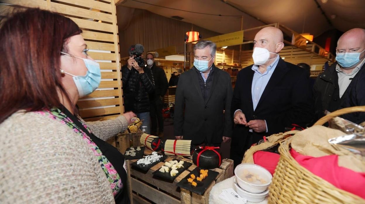 El consejero de Agricultura visita la Feria Internacional de la Castañicultura de El Bierzo