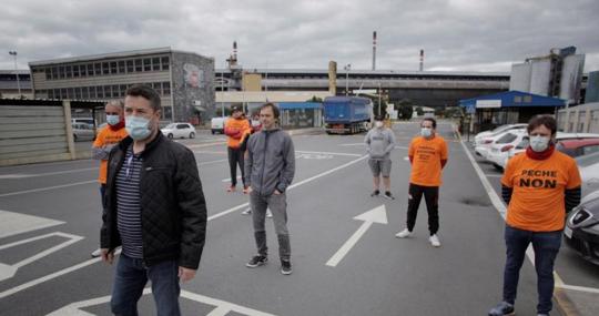 Trabajadores de Alu Ibérica ante la factoría coruñesa